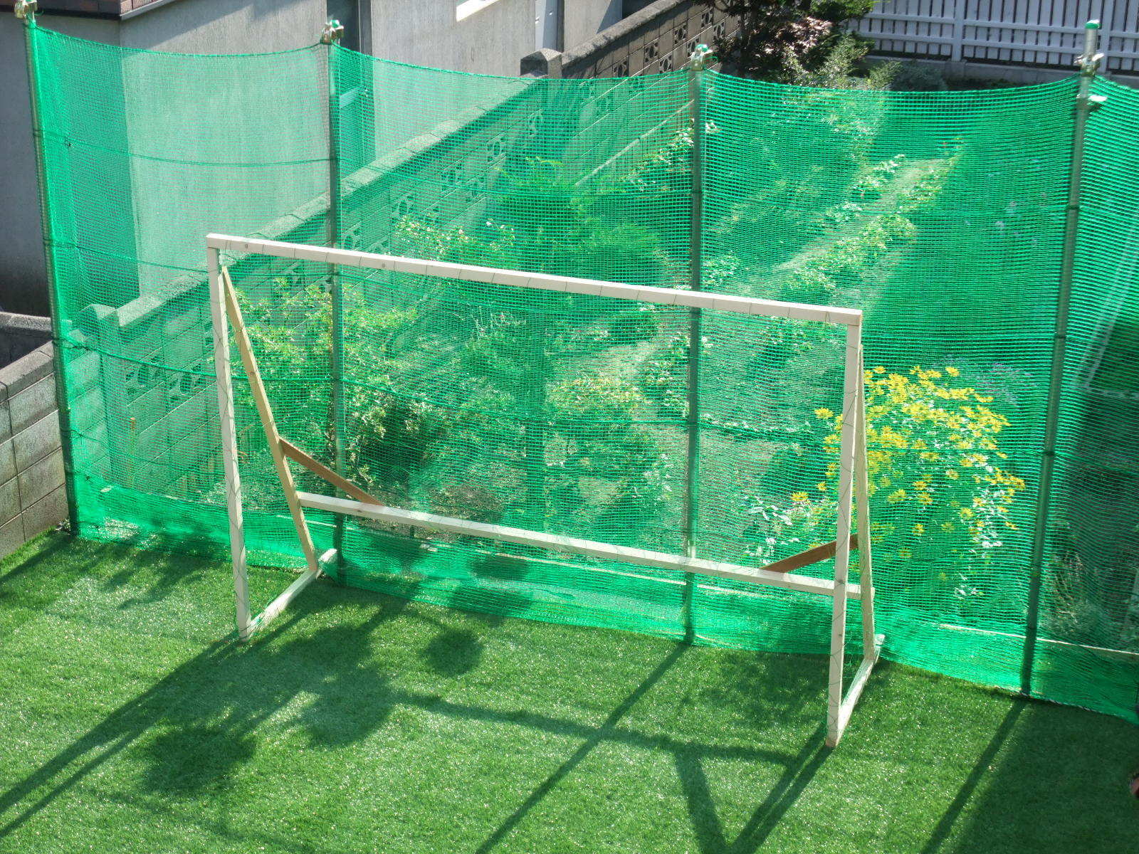 人工芝にした庭にサッカーのゴールを作った 手づくり企画